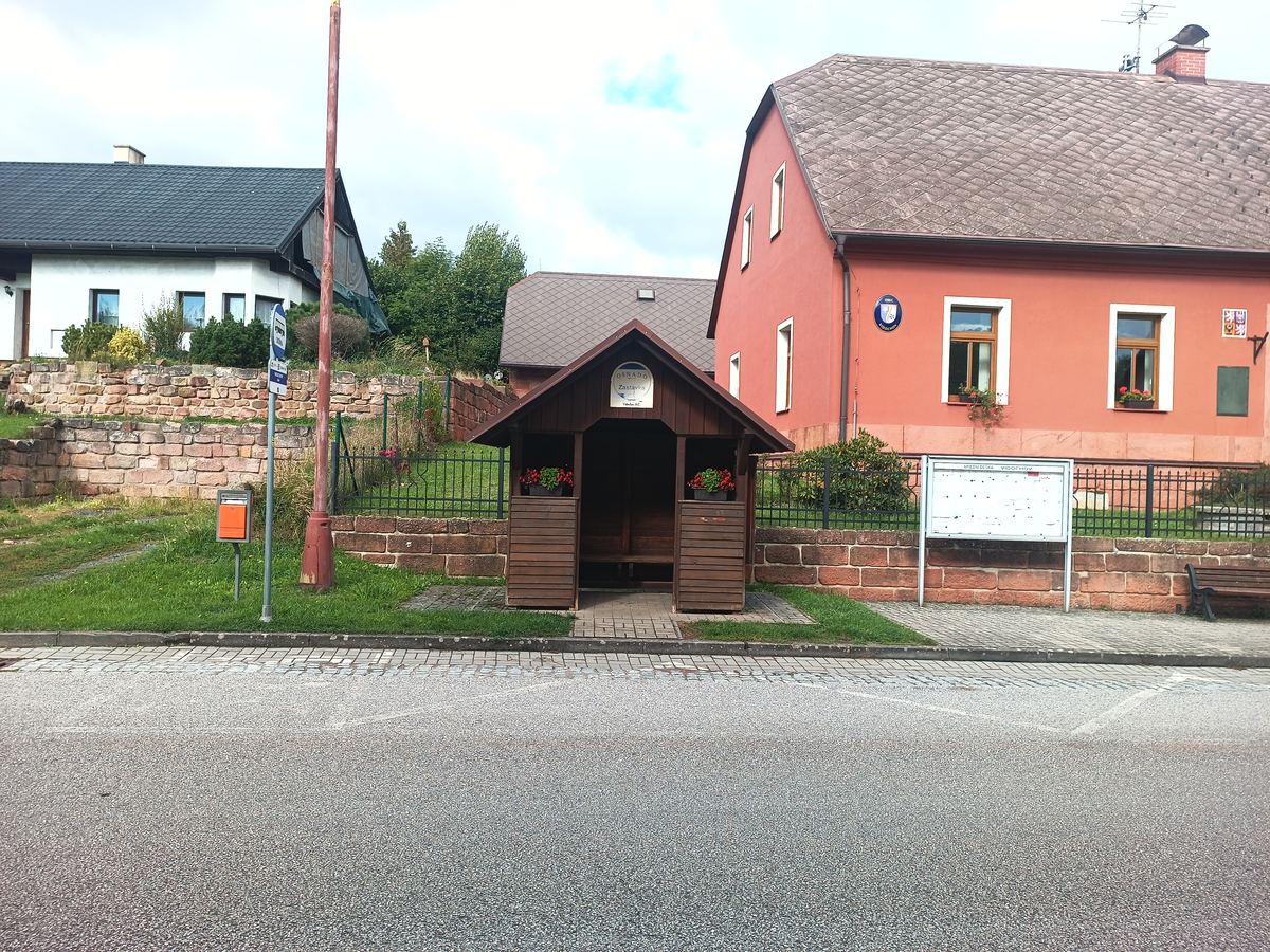 V upravené obci u obecního úřadu